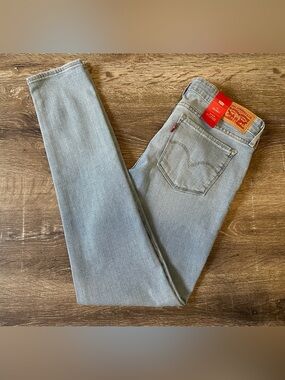 Levi's - 711 Mid Rise Skinny Jeans - Light Wash - Size 29 - NWT - Red Tab